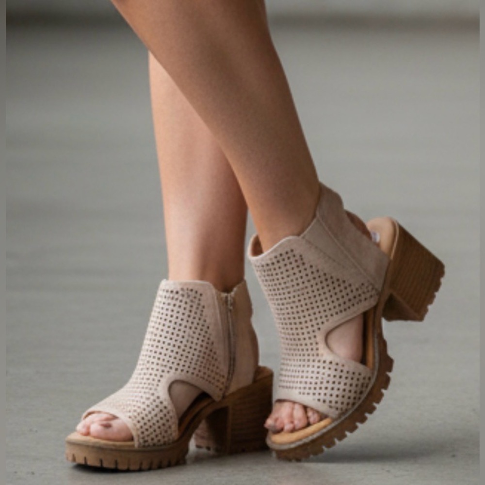 NIB Brand New In Box Very G Milsy Vegan Suede Boho Festival Heels Sandals - Picture 2 of 9